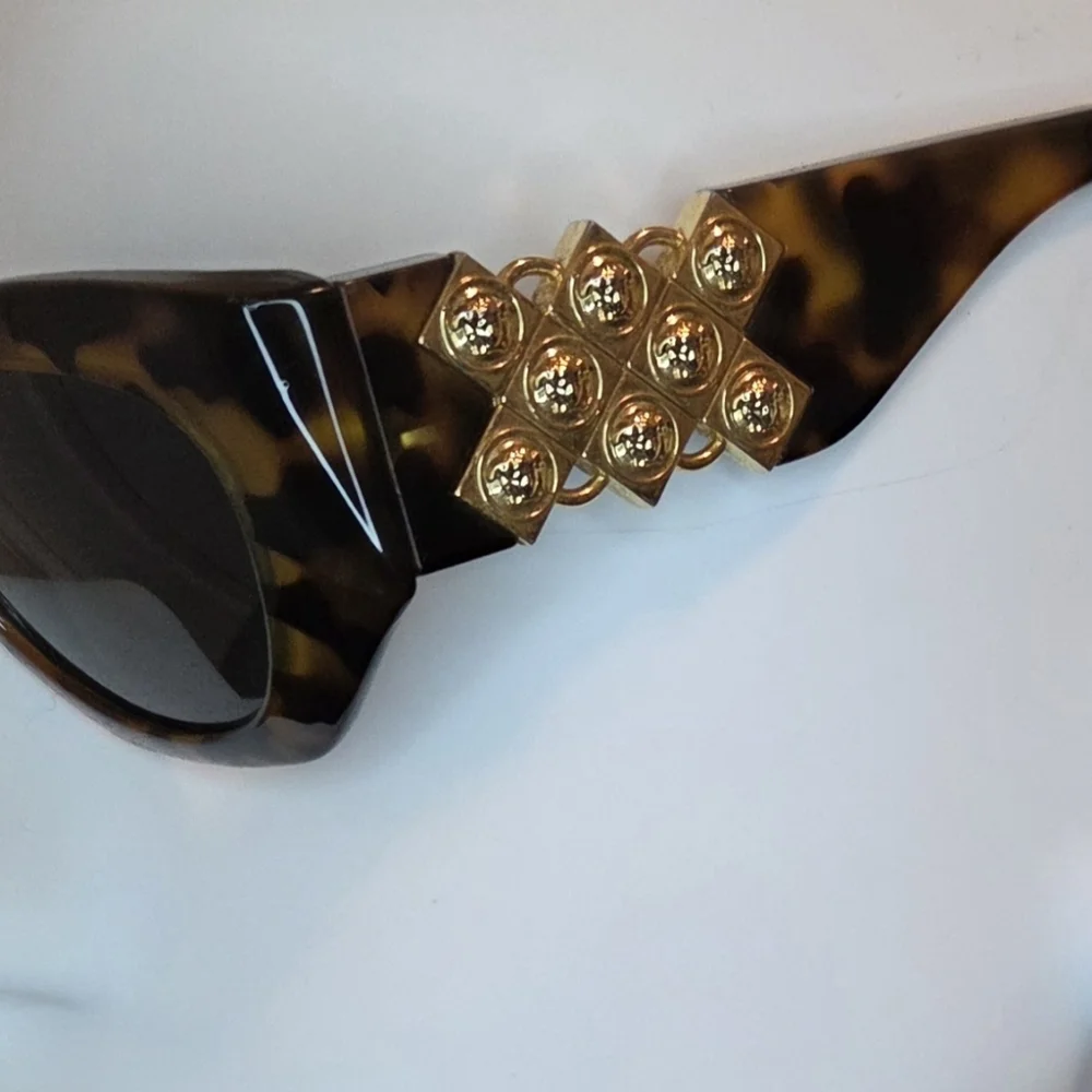 Vintage Gianni Versace Medusa Stud Cat Eye Sunglasses Tortoise w/ Case Italy